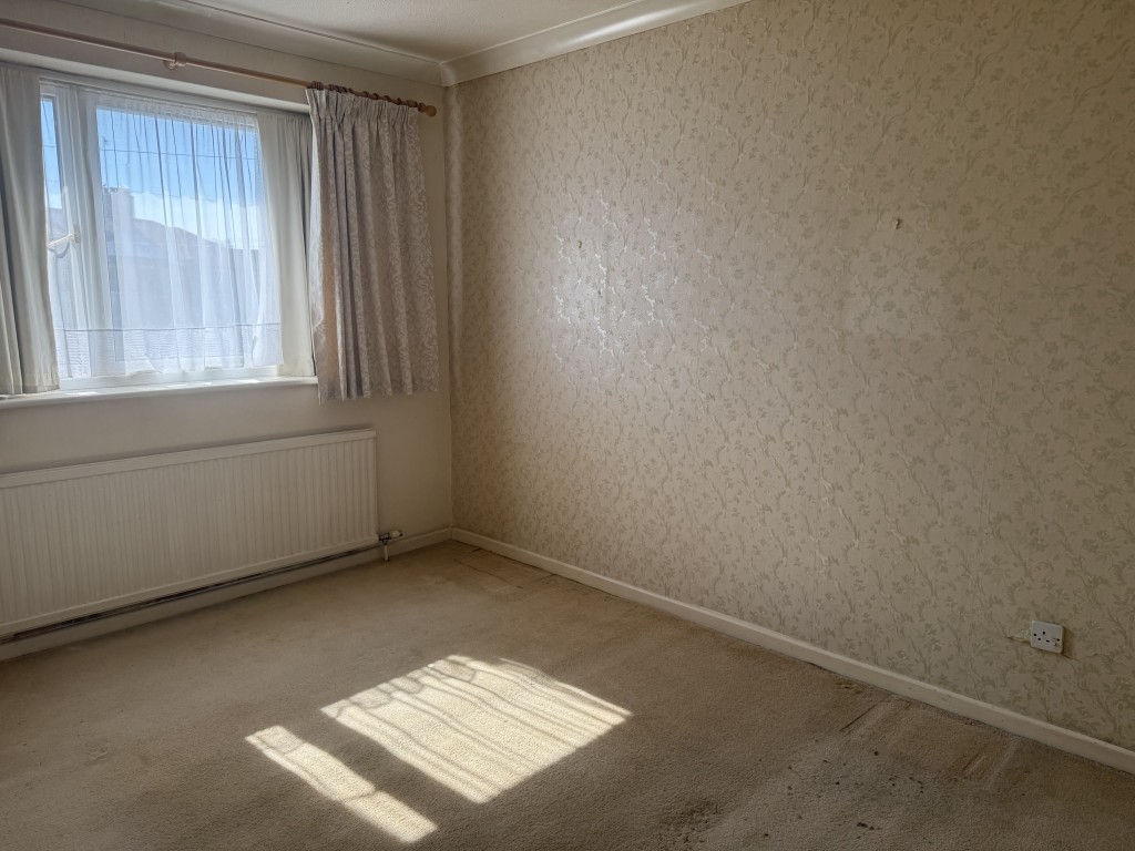 Lot: 146 - THREE-BEDROOM END-TERRACE HOUSE WITH GARAGE - First floor main bedroom with wardrobe